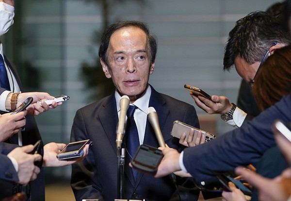 우에다 가즈오 일본은행 총재가 지난해 4월 총리 관저에서 기자들의 질문에 답변하고 있다. [사진=뉴시스]