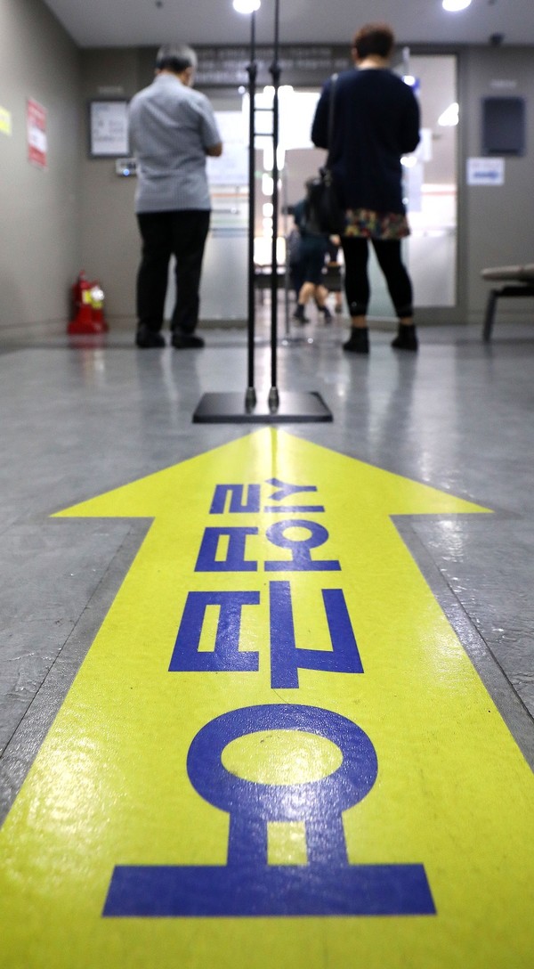 서울 마포구 서울서부고용복지플러스센터에서 구직자들이 실업급여를 신청하기 위해 이동하고 있다. [사진=뉴시스]