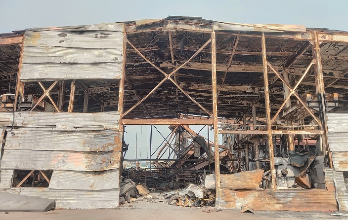 한달 전 큰불이 난 인천 서구 가방공장이 까맣게 그을린 모습으로 방치돼 있다.[사진=더스쿠프 포토]