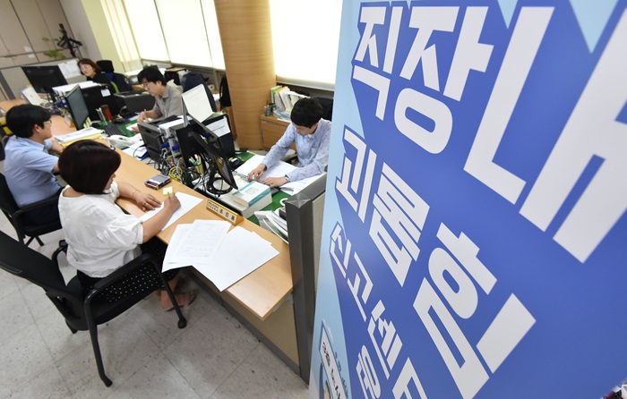 직장 내 괴롭힘 금지법은 실효성이 부족하단 지적을 받고 있다.[사진=뉴시스]