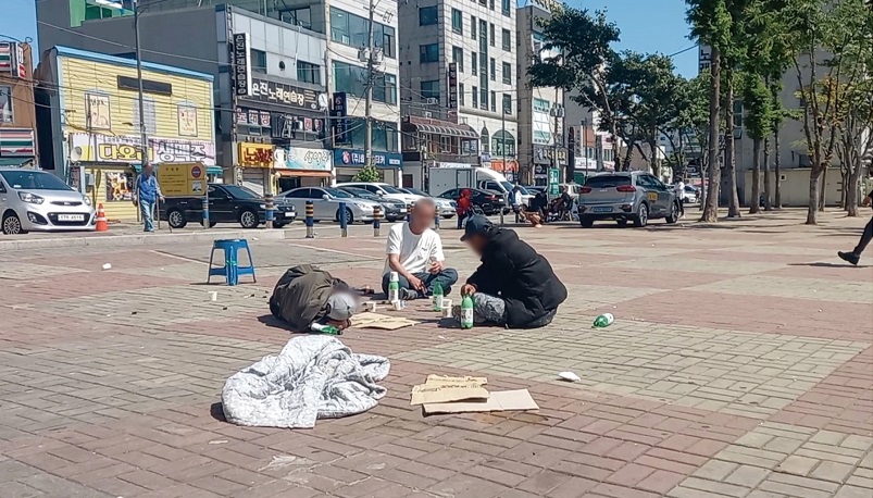 동인천역 북광장에서 술을 마시고 있는 주취자들.[사진=더스쿠프 포토]