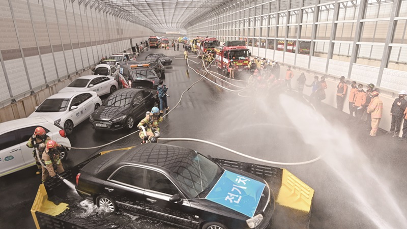 방음터널 화재 사고를 막기 위해 필요한 관련법은 국회의 문턱을 넘지 못했다. [사진=뉴시스]