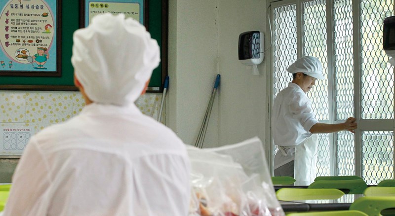 우리가 먹는 급식은 급식 노동자의 손에서 탄생한다.[사진=뉴시스]
