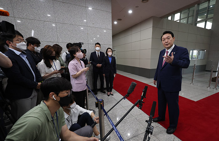 윤 대통령은 도어스태핑을 통해 국민과의 소통을 강조했지만 6개월여 만에 중단하면서 불통 이미지를 키웠다.[사진｜뉴시스]