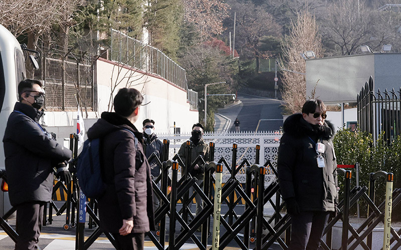 꽉 막힌 한남동 관저는 불통 이미지를 대변했다.[사진｜뉴시스]