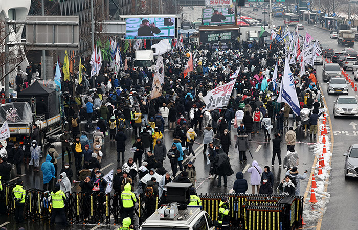윤석열 대통령이 체포되기 전, 한남동 관저 앞은 탄핵을 찬성하는 이들과 탄핵을 반대하는 이들로 북적였다.[사진｜뉴시스]