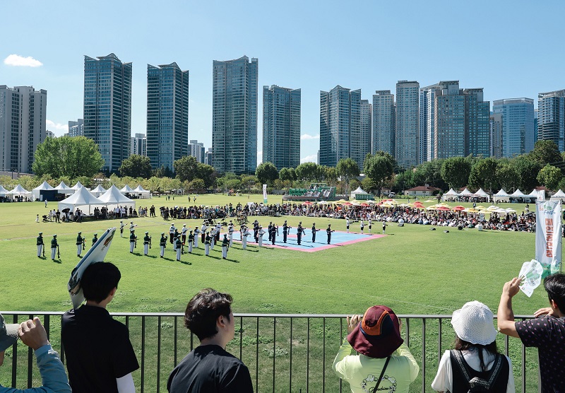 국민은 일하는 대통령의 모습을 가까운 곳에서 보지 못했다. 사진은 용산어린이정원에서 이뤄진 군 의장대 시범.[사진 | 뉴시스]
