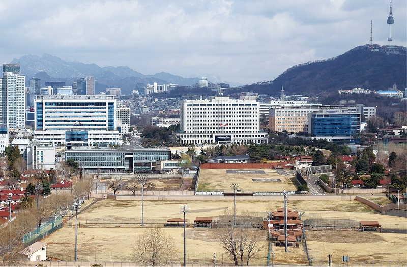 남산에선 한남동 쪽을 보고 사진을 찍을 수 없다. 대통령 관저 때문이다. 사진은 용산 대통령실. [사진 | 연합뉴스]