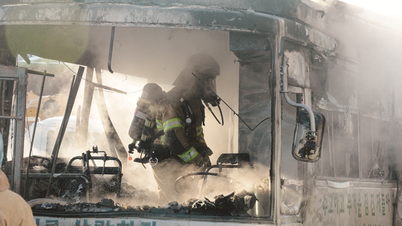 많은 이들이 소방관의 노동을 쉽게 생각한다.[사진｜게티이미지뱅크]