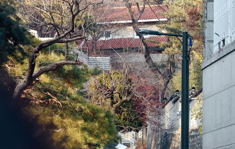 김영삼 대통령은 집권 이후 안가 십수채를 철거하거나 다른 용도로 전환했다. 사진은 삼청동 안가.[사진 | 연합뉴스]