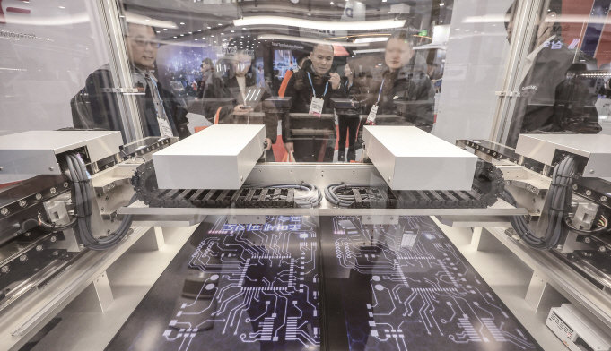 반도체 특별법의 처리가 시급하지만 근로기준법 예외 적용 논란에 진척을 이루지 못하고 있다.[사진｜뉴시스]