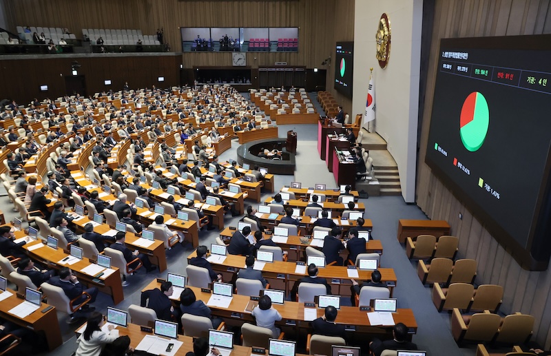 우원식 국회의장이 지난 3월 13일 오후 서울 여의도 국회에서 열린 본회의에서 상법 일부개정법률안 가결을 선포하며 의사봉을 두드리고 있다. [사진 | 뉴시스]