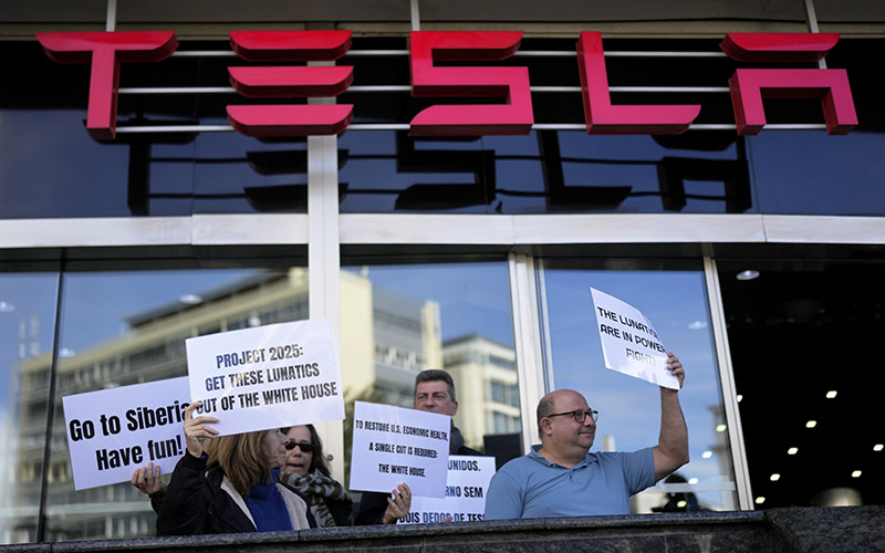 최근 테슬라 주가가 반등했지만, 테슬라는 EU 시장에서 판매량 감소로 고전하고 있다.[사진｜뉴시스] 