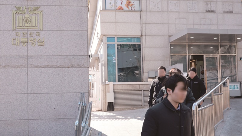 수사당국의 적법한 체포영장 집행을 막아선 대통령경호처를 향한 비판이 계속되고 있다.[사진｜뉴시스]