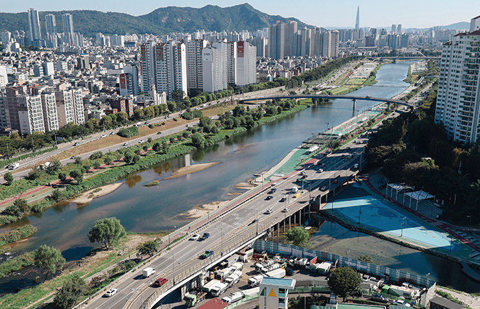 정부는 매년 SOC 건설 사업에 수조원의 예산을 쓰고 있다.[사진｜뉴시스]