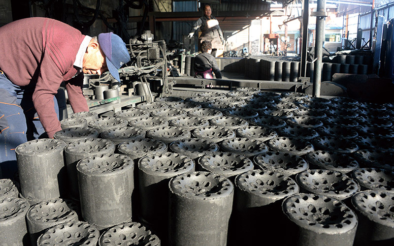 연탄 보조금은 기득권 유지를 위한 예산이라는 지적이 적지 않다.[사진｜뉴시스] 