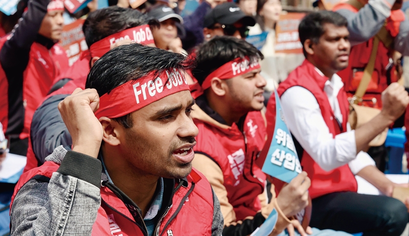 신경현 시인은 노동자로서 현장에서 자기 자신과 타인을 마주했다. [사진 | 뉴시스]