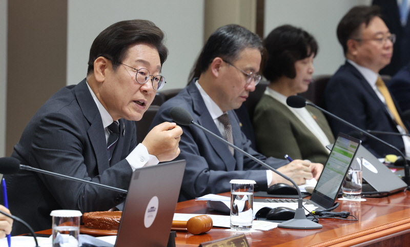 이재명 대통령은 부동산 대책의 밑그림을 아직까지 내놓지 않았다. [사진 | 뉴시스]