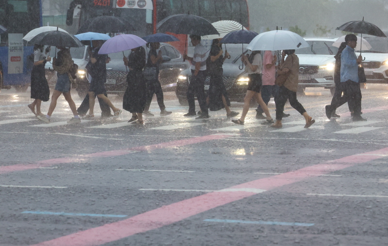 기상청은 6월 말~7월 초 장마전선이 북상할 것으로 전망했다.[사진 | 뉴시스]