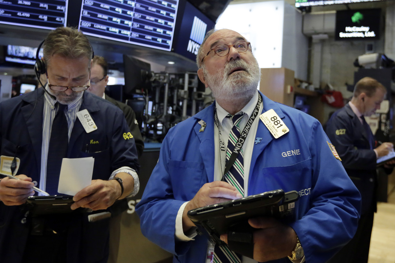 뉴욕의 증권거래소에서 한 중개인이 주가 전광판을 지켜보고 있다. [사진 | 뉴시스]