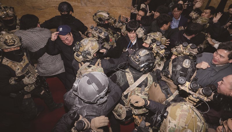 최진 시인은 1980년 광주에 진압군으로 투입됐던 아버지와 2024년의 계엄령을 겹쳐본 후 시  ‘계엄군’을 발표했다.[사진 | 뉴시스]