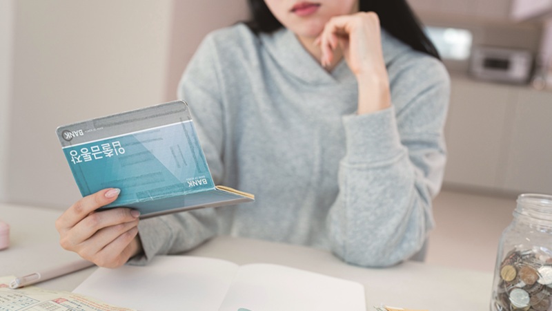 사회에 막 진입한 청년들은 생활비, 학자금 등을 충당하기 위해 은행에 손을 벌릴 수밖에 없다.[사진 | 게티이미지뱅크]