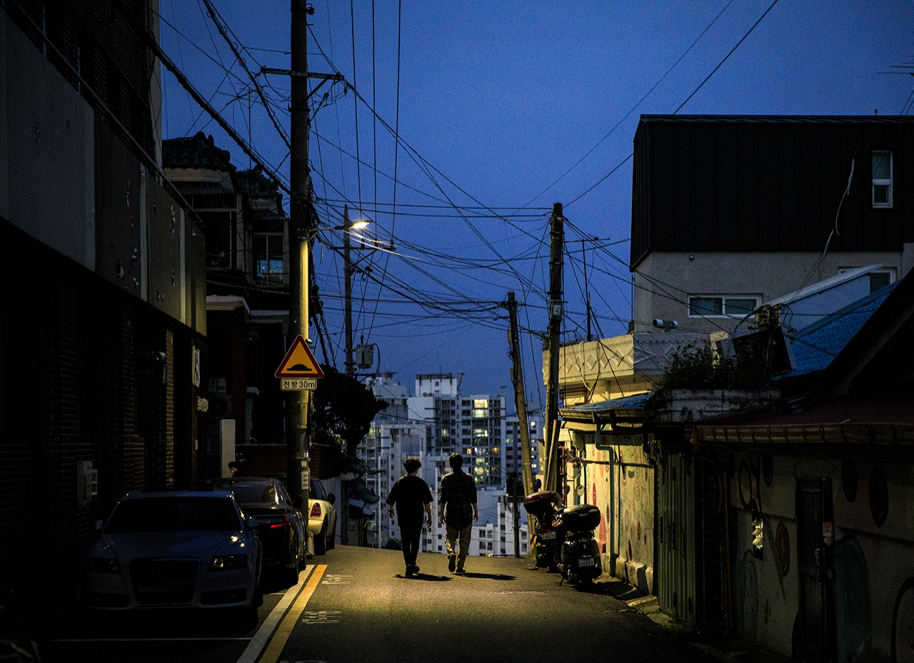건축가 박씨, 사진가 오씨. 꼬맹이때부터 한 동네에 살았던 둘의 인연은 40년이 돼간다. [사진 | 오상민 작가] 