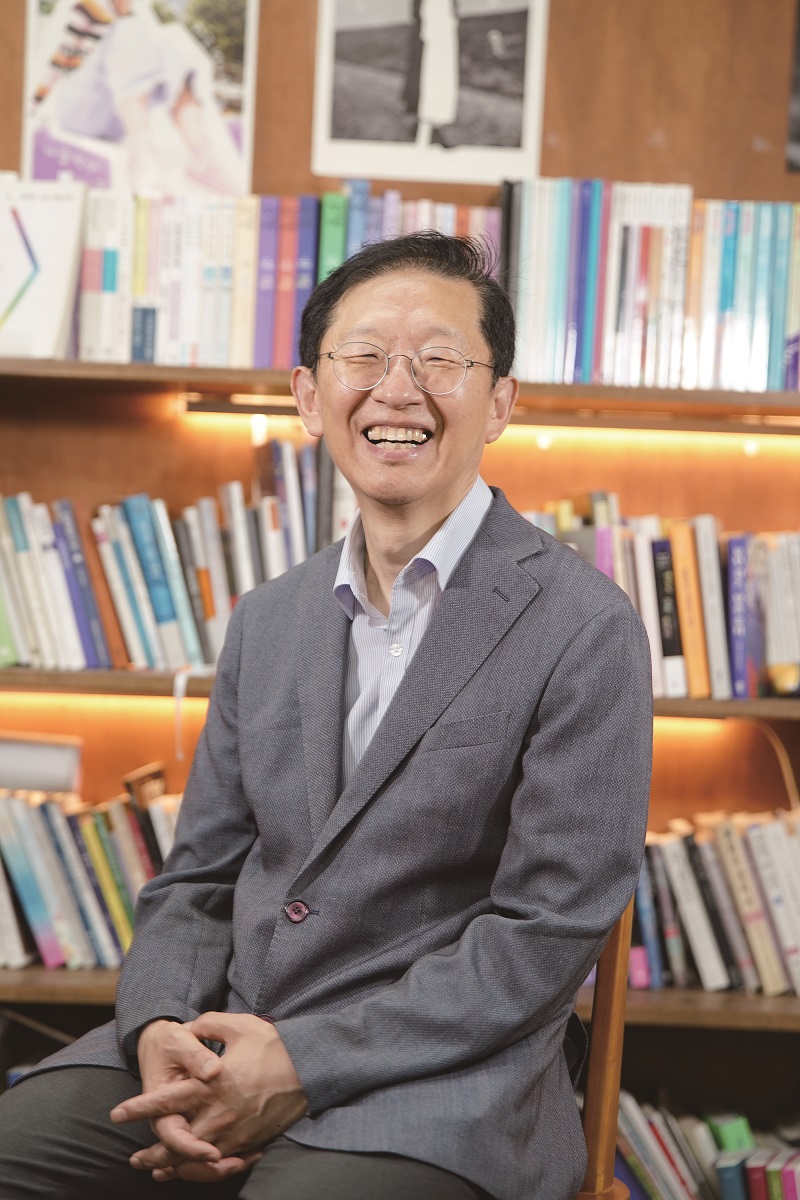 여전히 새벽마다 새로운 언어를 찾는 이승하 시인이 웃고 있다. [사진 | 뉴스페이퍼 제공]