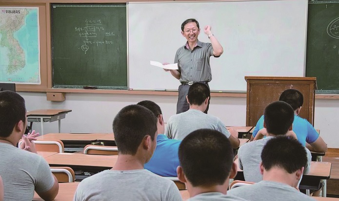이승하 시인은 글쓰기를 자기 연민을 공감과 감동으로 전환하는 작업이라고 말했다. [사진 | 뉴스페이퍼 제공]