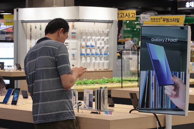삼성전자의 폴더블폰이 역대급 판매량을 기록 중이다.[사진 | 연합뉴스]