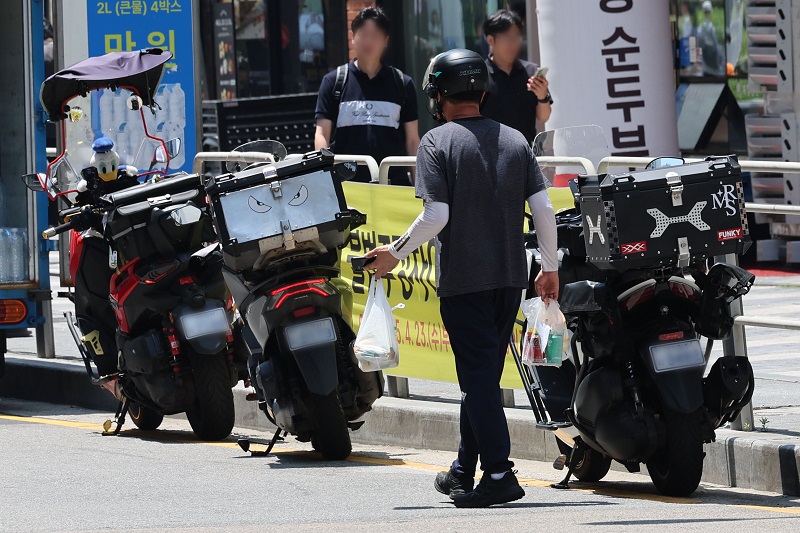 배달음식을 시키는 게 생활 패턴이 되지 않도록 주의해야 한다.[사진 | 뉴시스]