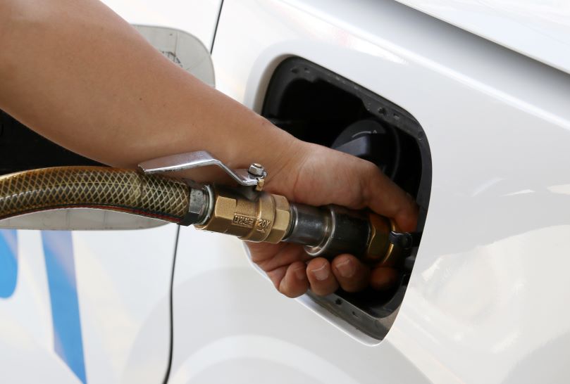 서울 시내 한 LPG 충전소에서 직원이 가스 충전을 하고 있다. [사진 | 뉴시스]