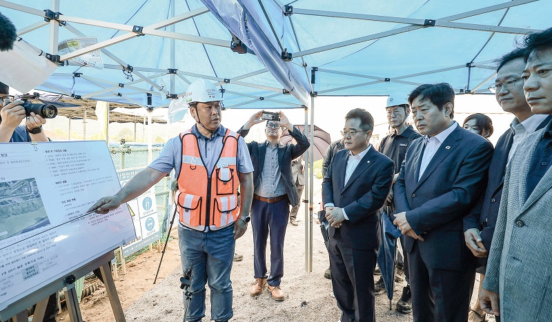 산업 현장에서 발생하는 안전 사고에 정부와 국회의 관심이 쏠리고 있다. 사진은 포스코이앤씨 사고 현장 브리핑. [사진 | 뉴시스]