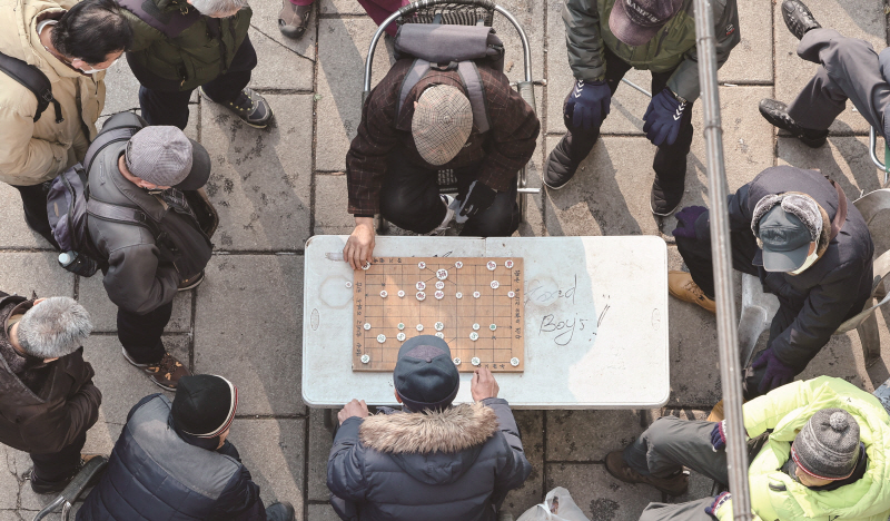 종로구청은 지난 7월 31일부터 탑골공원에서 장기 · 바둑 등을 금지했다.[사진｜연합뉴스]