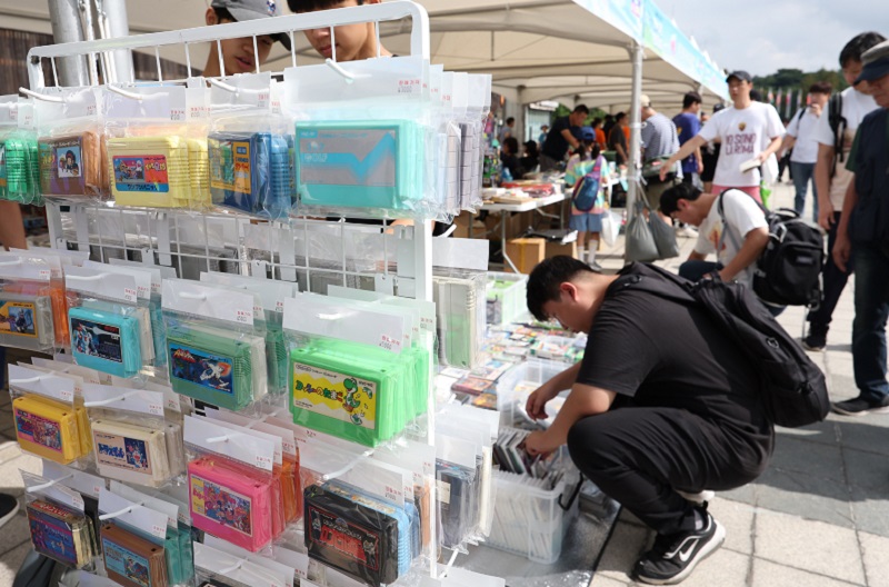  과거 시절을 그리워하며 복고 문화를 찾는 사람들이 늘고 있다.[사진 | 연합뉴스]