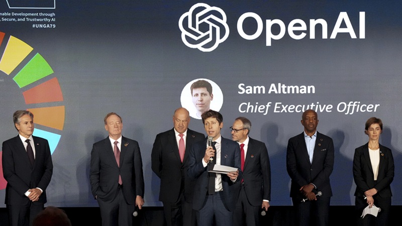 오픈AI가 10대의 챗GPT 사용을 통제할 수 있는 부모 관리 기능을 도입했다. 사진은 샘 올트먼(가운데) 최고경영자. [사진｜뉴시스]