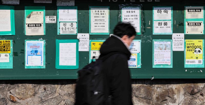 서울 소재의 한 대학가 게시판에 원룸 월세 안내문이 붙어 있다. [사진 | 뉴시스]