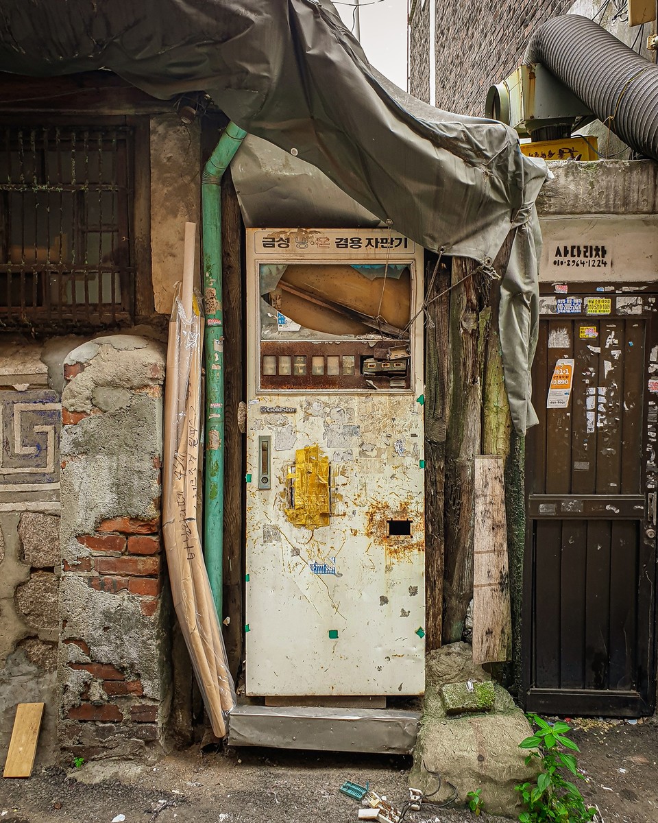 벽과 하나가 된 듯한 터줏대감 자판기는 2021년 한옥 철거와 함께 사라졌다. [사진 | 박용준 건축가]