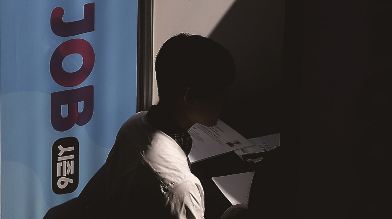 정부와 여당이 추진 중인 정년 연장은 사회적 숙의를 거쳐 결정할 과제다. 지금 필요한 건 젊은층이 원하는 괜찮은 일자리를 더 창출하려는 노력이다.[사진 | 연합뉴스]