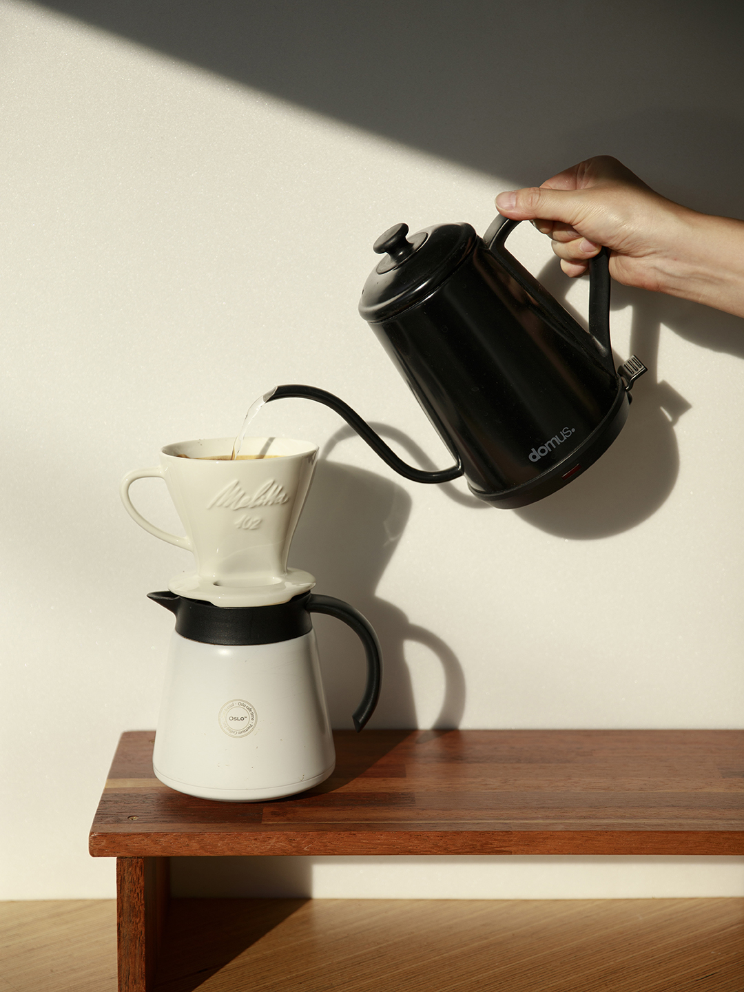 사무실에 도착하면 커피를 내리며 하루를 시작한다. 그라인더에 원두를 갈고, 드리퍼로 차분히 커피를 내리는 건 이젠 하나의 의식같다. [사진=오상민 작가]