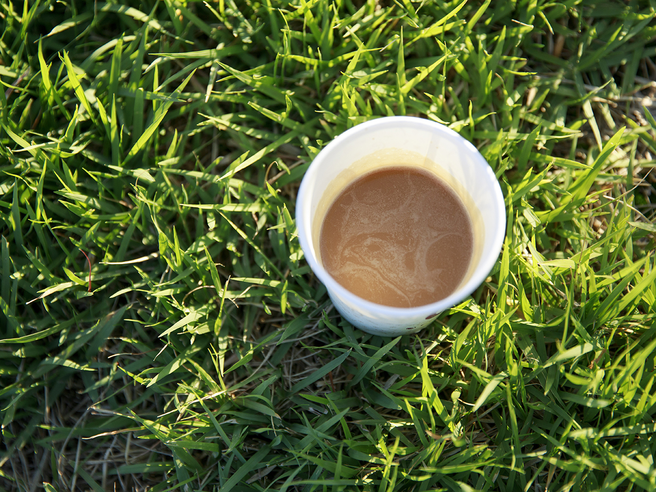 종이컵에 담긴 커피. 잊었던 기억들이 하나둘씩 떠오른다. [사진 | 오상민 작가]