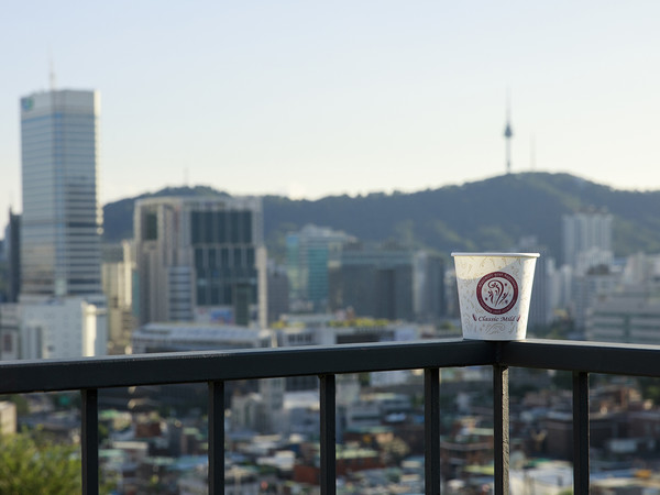 따뜻한 자판기 커피를 들고 시내가 한눈에 내려다보이는 곳을 찾는다. 커피 한잔에 경치를 즐기며 한숨 돌려본다. [사진 | 오상민 작가]