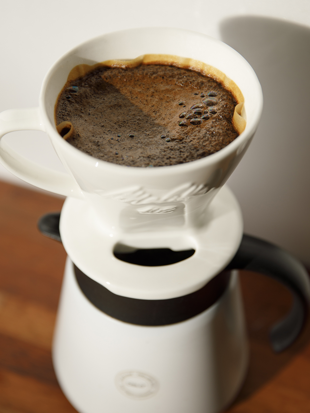 뜨거운 물을 만난 원두는 부글부글 끓어오른다. 동시에 커피향을 사무실에 가득 채운다. 커피를 마시기 전 이미 커피향에 매료된다. [사진 | 오상민 작가]