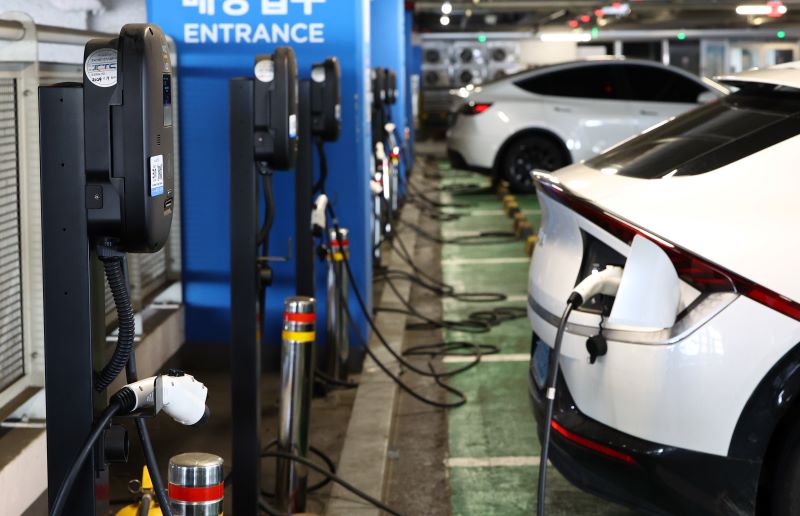 서울 시내 한 쇼핑몰에 설치된 전기자동차 충전소 모습. [사진 | 뉴시스]