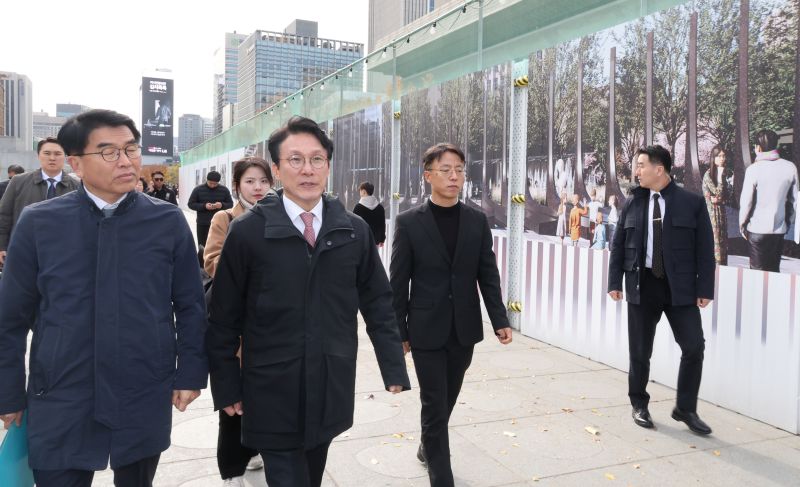 김민석 국무총리가 17일 오전 서울 종로구 광화문 광장에 서울시에서 한국전쟁 참전국을 기리기 위해 조성하는 ‘감사의 정원’ 공사현장 주변을 둘러보고 있다. [사진 | 뉴시스]