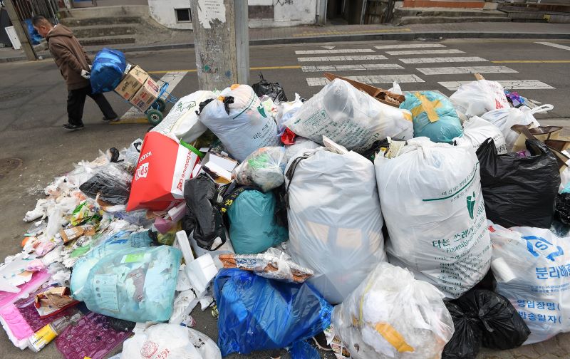길가에 쌓인 쓰레기 더미. 내년부터는 직매립이 금지된다. [사진 | 뉴시스]