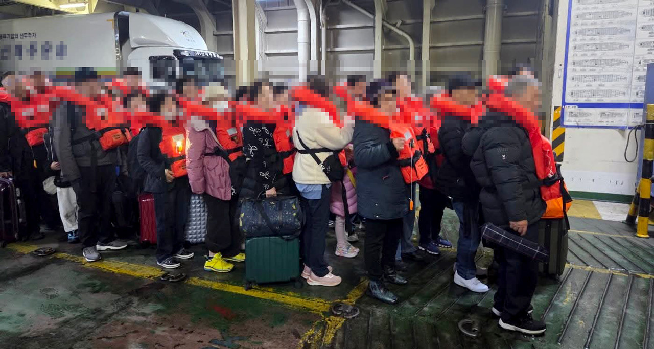 구조기다리는 승객들. [사진 | 뉴시스]