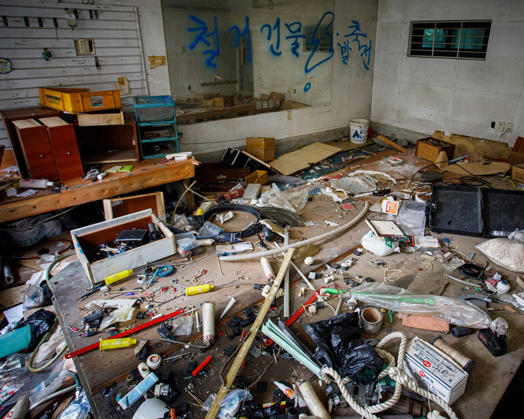 응암동 1층 철물점. 쓰임을 찾지 못한 자재와 공구들이 버려져 쓰레기 신세로 전락했다. [사진 | 오상민 작가]