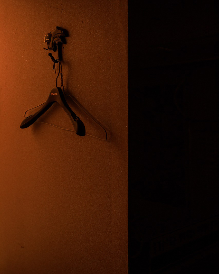 숭인동 현장. 손때묻은 옷걸이에서 사람의 흔적이 느껴진다. [사진 | 오상민 작가]