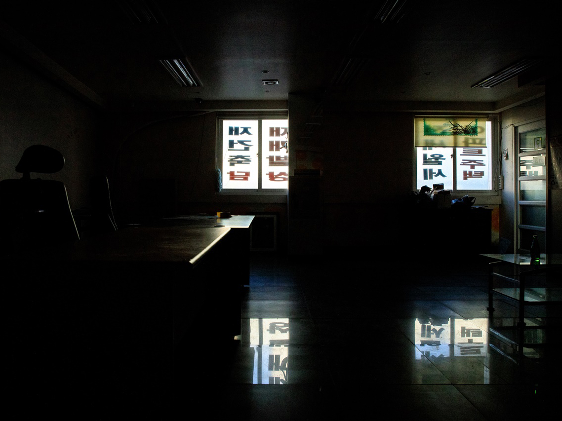 숭인동 2층 부동산 자리에는 빈 책상과 의자만이 덩그러니 남았다. 창문에 붙어있는 글씨만이 이곳에서 어떤 일을 했는지 알려준다. [사진 | 오상민 작가]